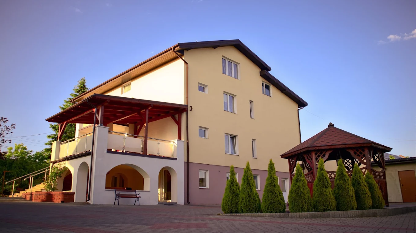 Dom Opieki Jantar — widok budynku z tarasem, altanką i ogrodem